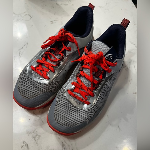 Steph Curry Basketball shoes size 7y - Picture 3 of 5